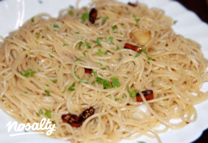 Spaghetti all' aglio, olio e peperoncino