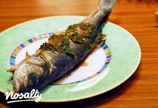 Egyben sült tengeri sügér