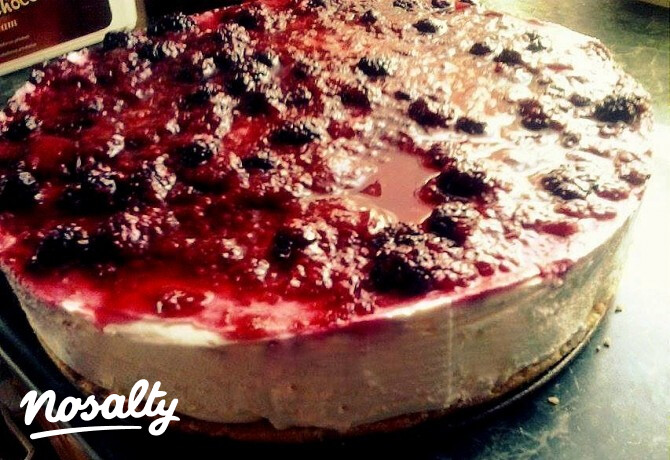 Fehér csokoládés-mascarponés-erdei gyümölcsös torta