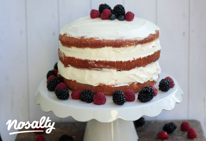 Naked cake erdei gyümölccsel és mascarponekrémmel
