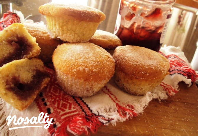 Muffin fánk meggylekvárral