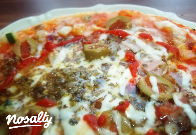 Pizza con prosciutto funghi e formaggio