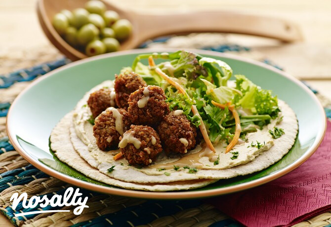 Sárgarépás falafelgolyók lepénykenyérrel