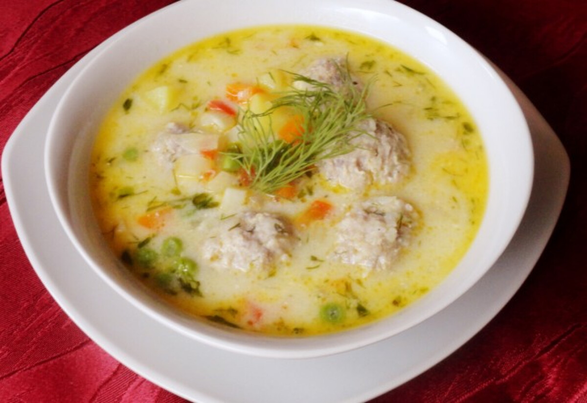 Tejfölös húsgombócleves