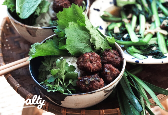 Bun cha (vietnami húsgolyók) pak choi- és uborkasalátával