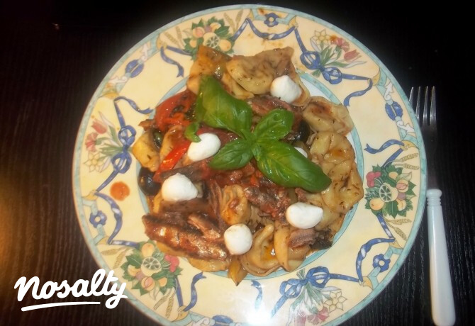 Sajtos tortellini paradicsomos szardíniával és mozzarellával