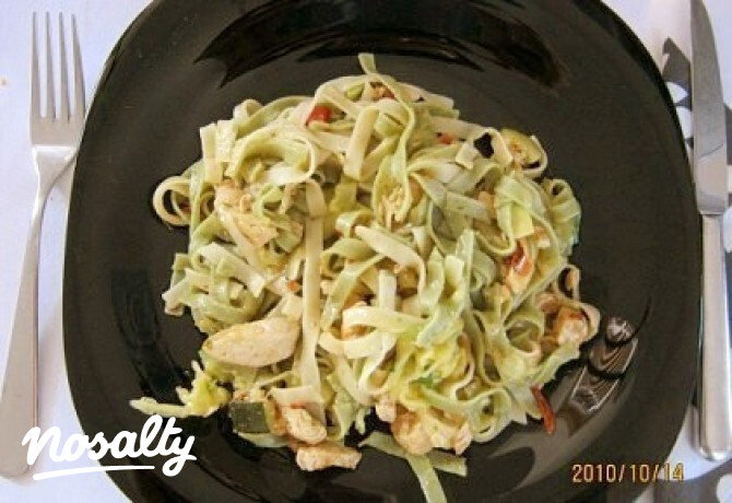 Tagliatelle fűszeres csirkével