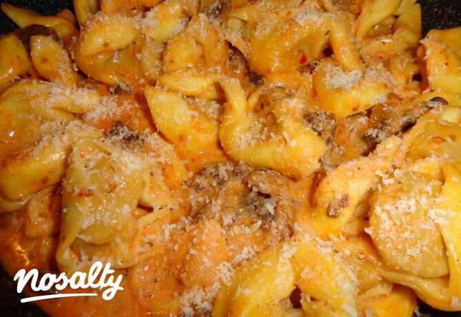 Tortellini gombás-tejszínes szószban