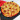 Szeletekre vágott, sajttal és kolbászkarikákkal gazdagon megrakott pizza fekete tálcán, piros textilszalvéta mellett.