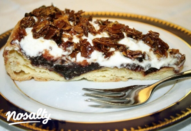 Mandulakrokantos szilvalekvár torta