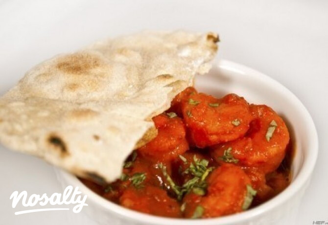 Tikka masala rákkal és indiai kenyérrel