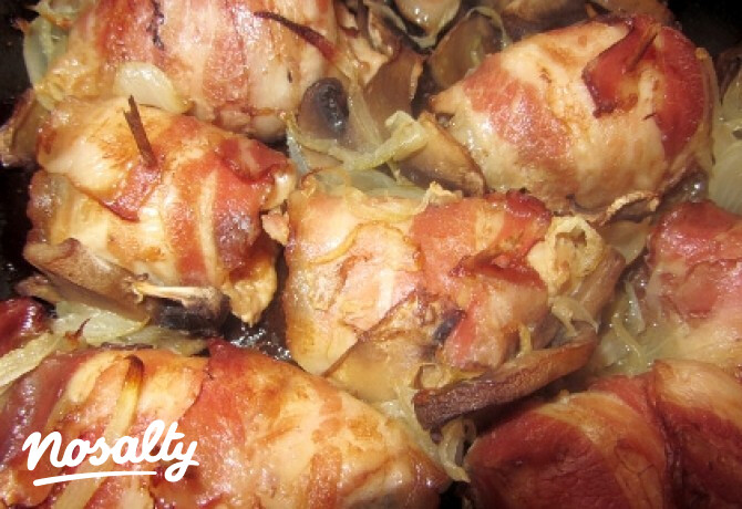 Baconbe göngyölt mustáros-gombás csirke