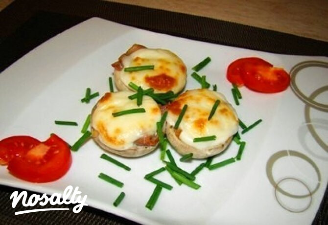 Baconnel és mozzarellával töltött gombafejek