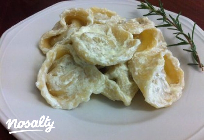 Sonkás-gombás tortellini tejfölben