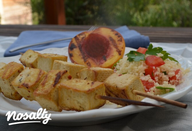 Chilis-citromos tofu grillezett nektarinnal és kuszkusszal
