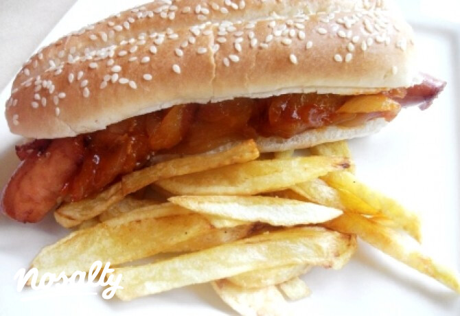Ragacsos hagymás hot dog sajttal