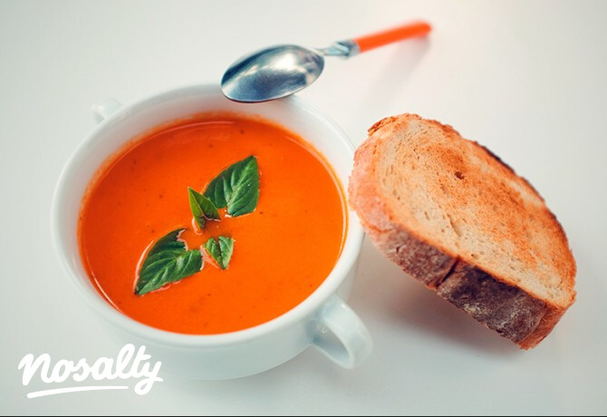 Ezen a képen: Mascarponés sültpaprika-leves