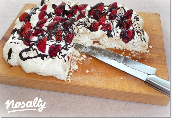 Pavlova mascarponekrémmel és eperrel
