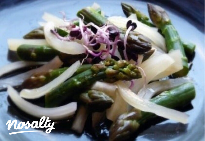 Spárga-édeskömény saláta gyömbéres vinaigrette-tel