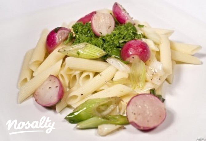Reteklevél pesto-s tészta sült retekkel