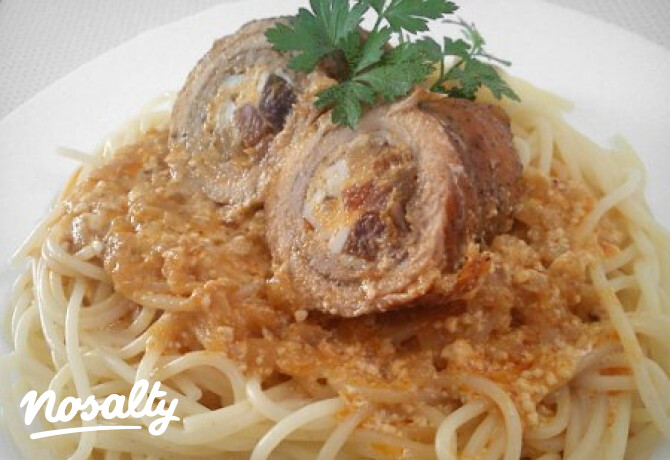 Göngyölt hús spagetti tésztával