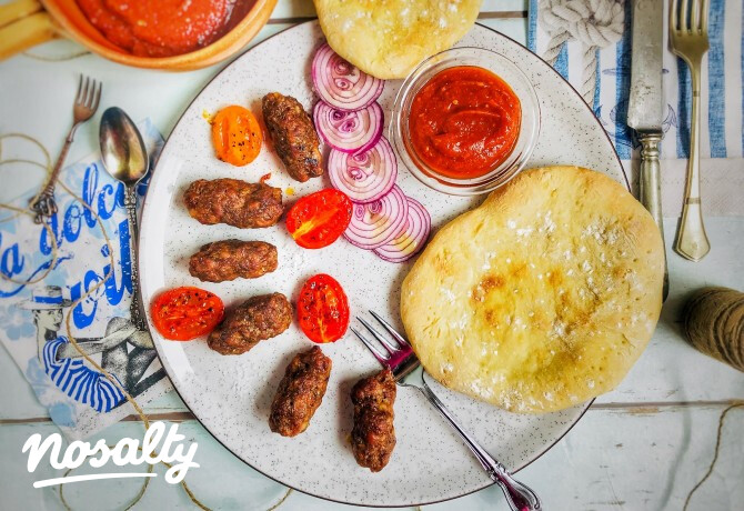 Csevapcsicsa házi lepénnyel és ajvárral