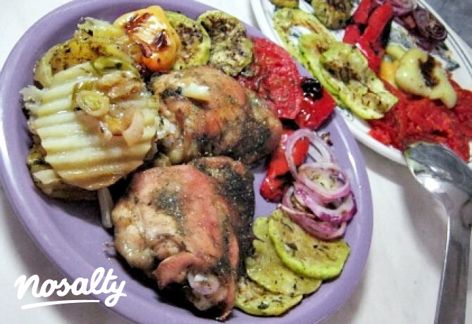 Sült csirke burgonyával és grill zöldségekkel