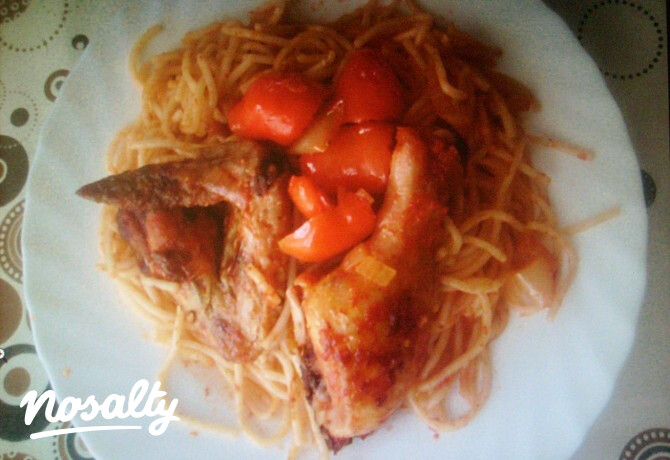 Sült spagetti csirkével és lecsóval