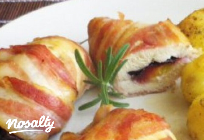 Szilvával töltött csirkemell bacon köntösben