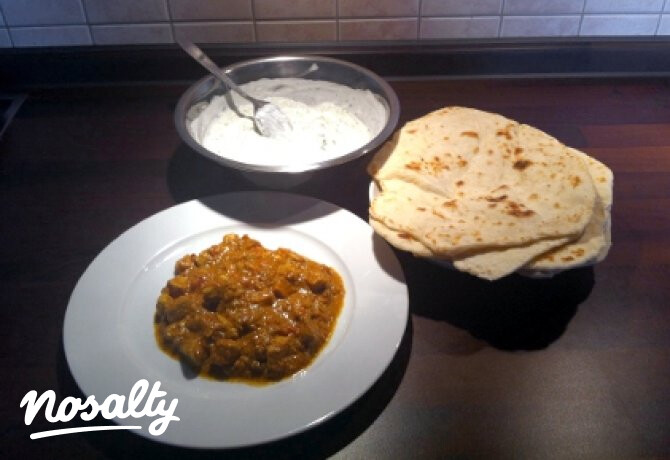 Tikka masala csirke naannal