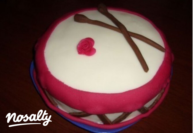 Dobtorta - fondant-nal díszitve
