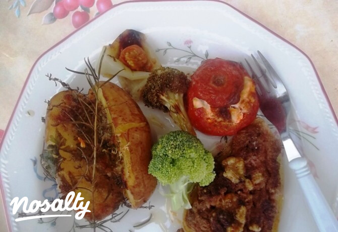 Töltött krumpli, paradicsom és paprika brokkolival