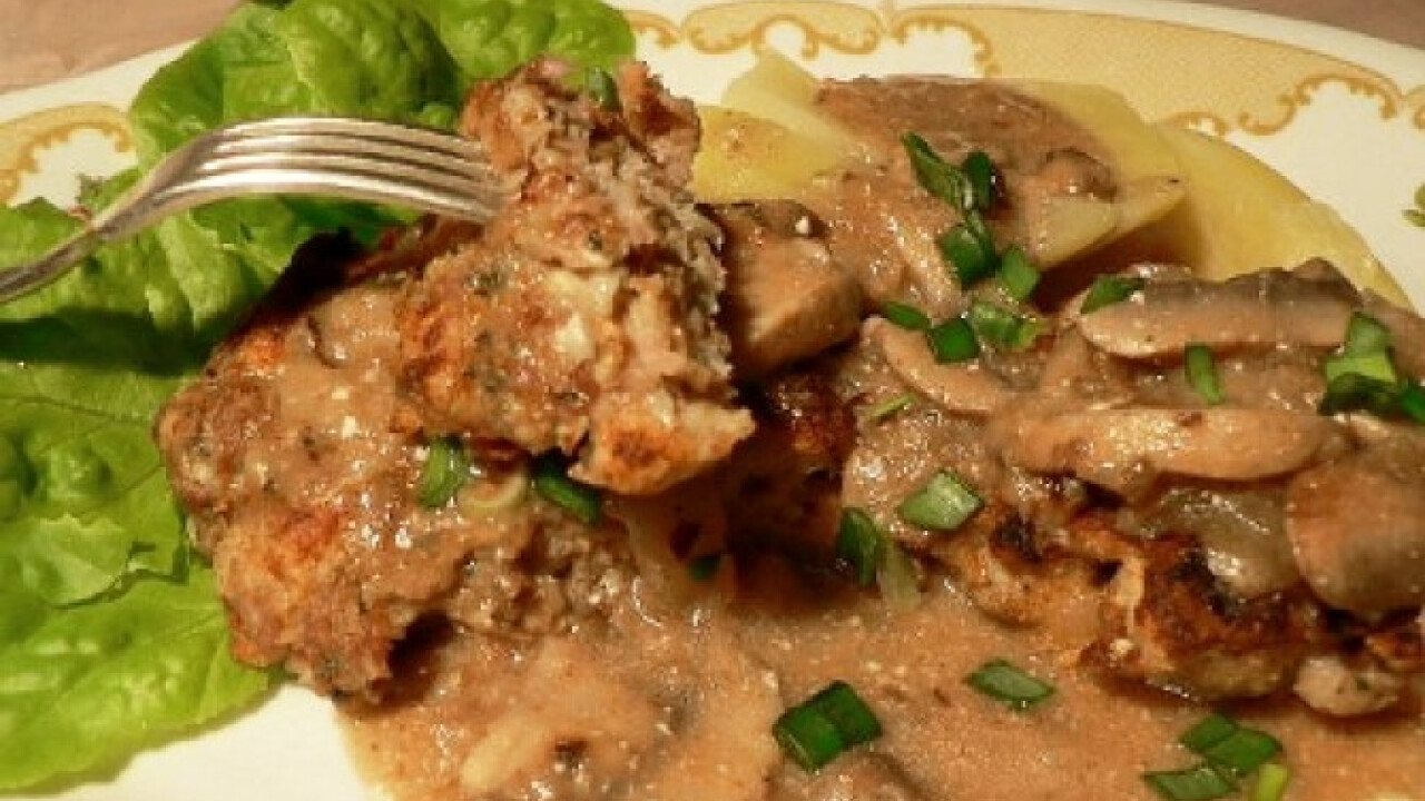 Salisbury steak gombamártással