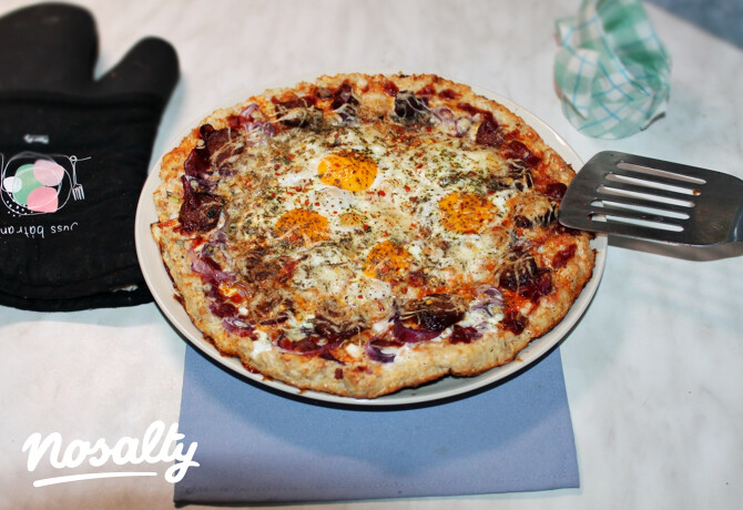 Házi parasztpizza sült tükörtojással, lilahagymával, sonkával, sajttal és fűszerekkel.