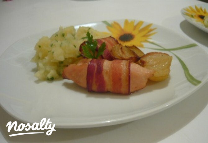 Ezen a képen: Hagymaágyon sült baconös csirkefalatok