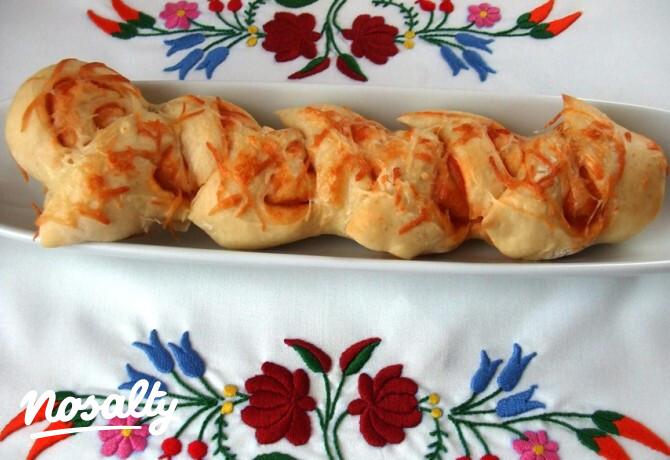 Sajttal szórt pizzás kalász