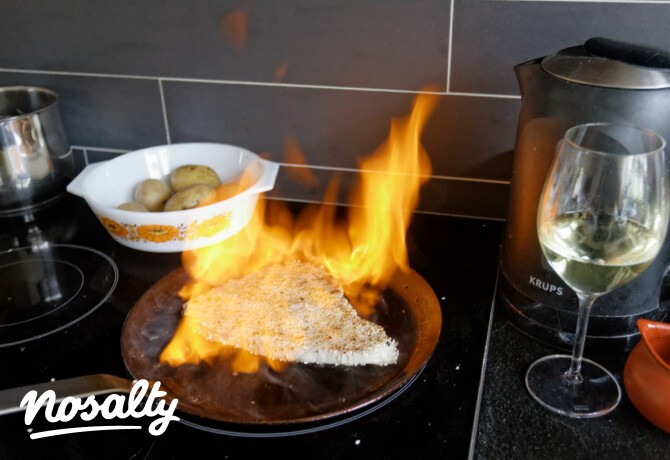 Whiskyvel flambírozott szezámos tonhalsteak