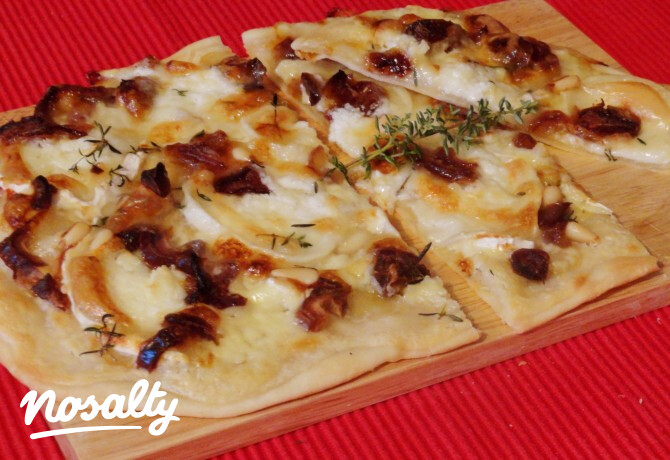 Flammkuchen kecskesajttal és datolyával