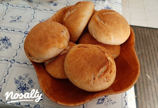 Kovászos, tejes-vajas zsemle