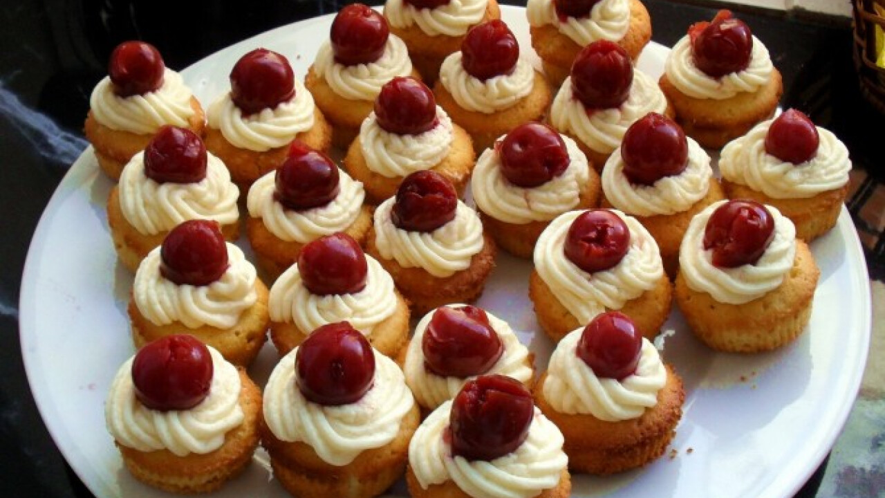 Vaníliás muffin meggyel