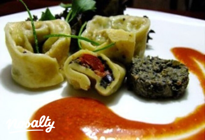Ratatouille-jal töltött tortellini gazpacho szósszal