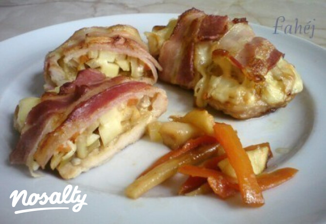 Baconbe göngyölt zöldséges csirkemell