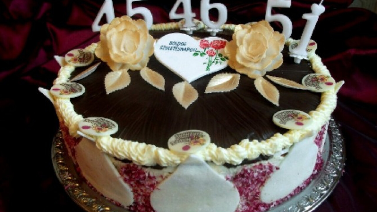 Piros tésztás pezsgőhab torta