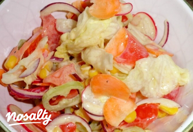 Curry öntetes saláta