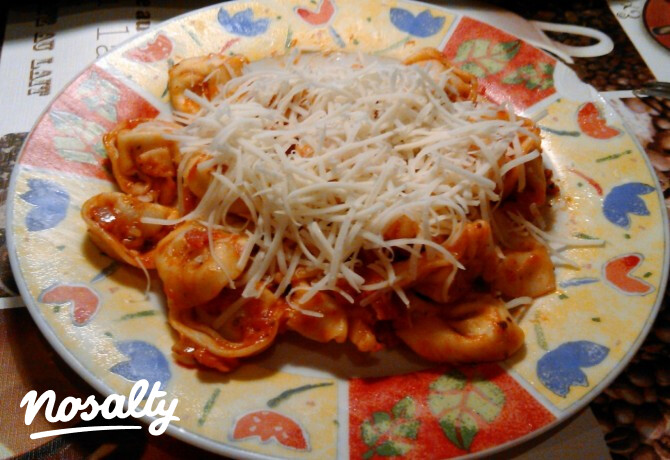 Sonkás-paradicsomszószos tortellini
